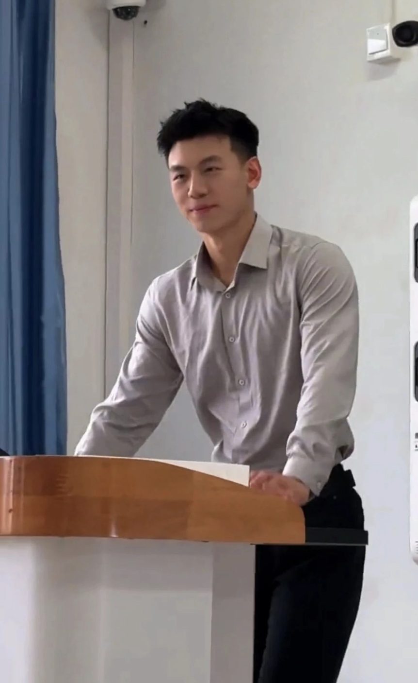 被抓拍的成都研究生下课还卷健身大长腿谁看了不迷糊？
