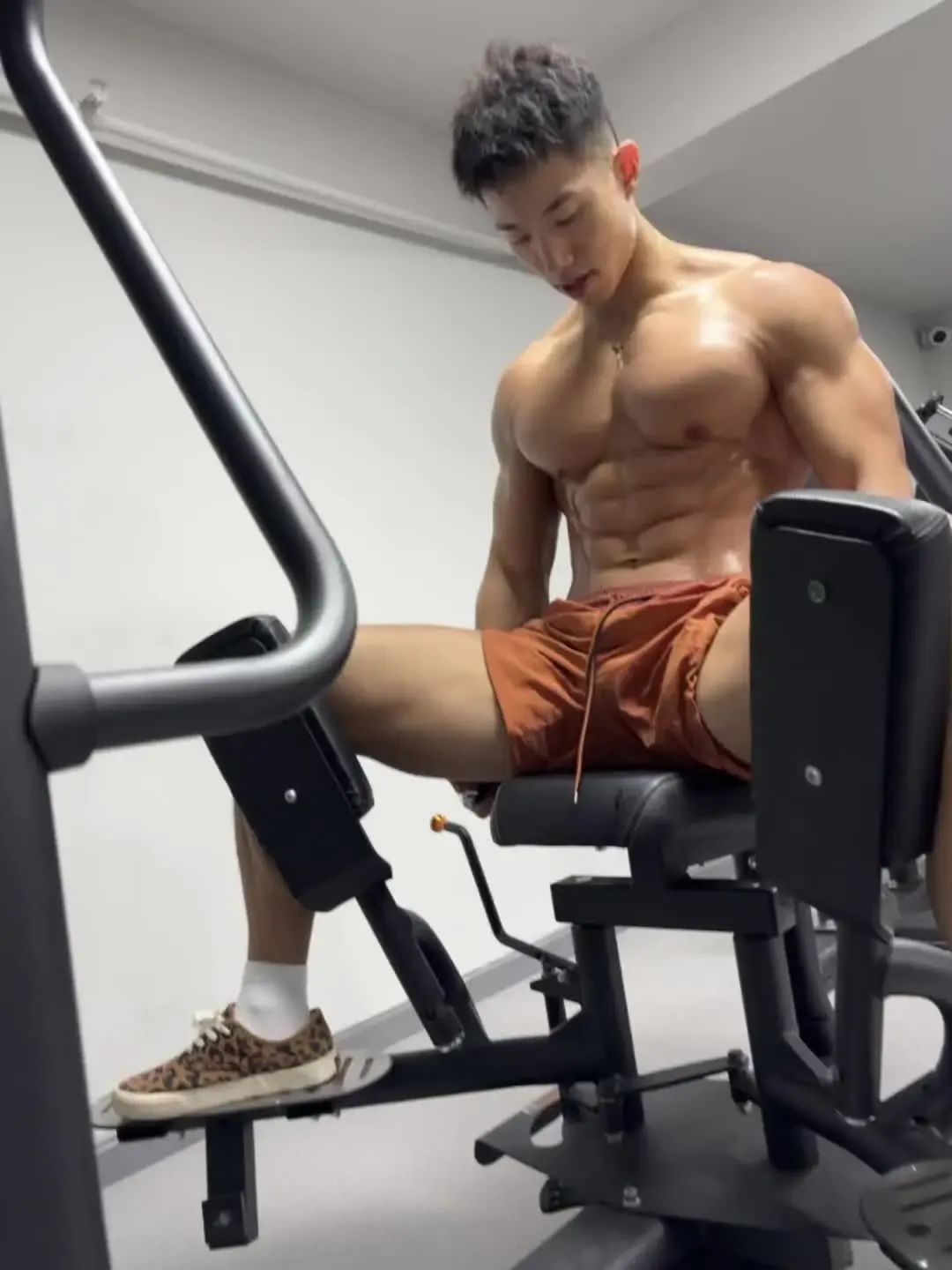 健身型男的拉丝胸肌和巧克力腹肌！
