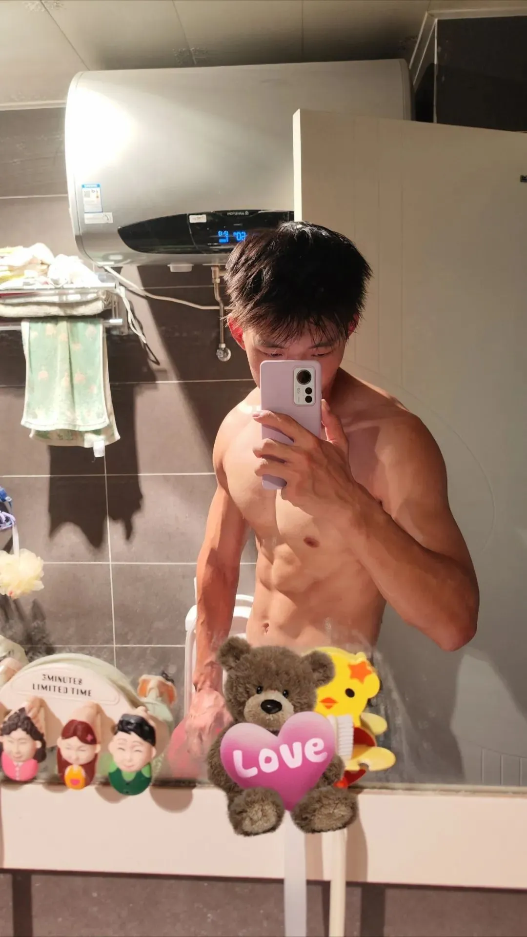 18 男大，浴室自拍秀，这也太撩了！