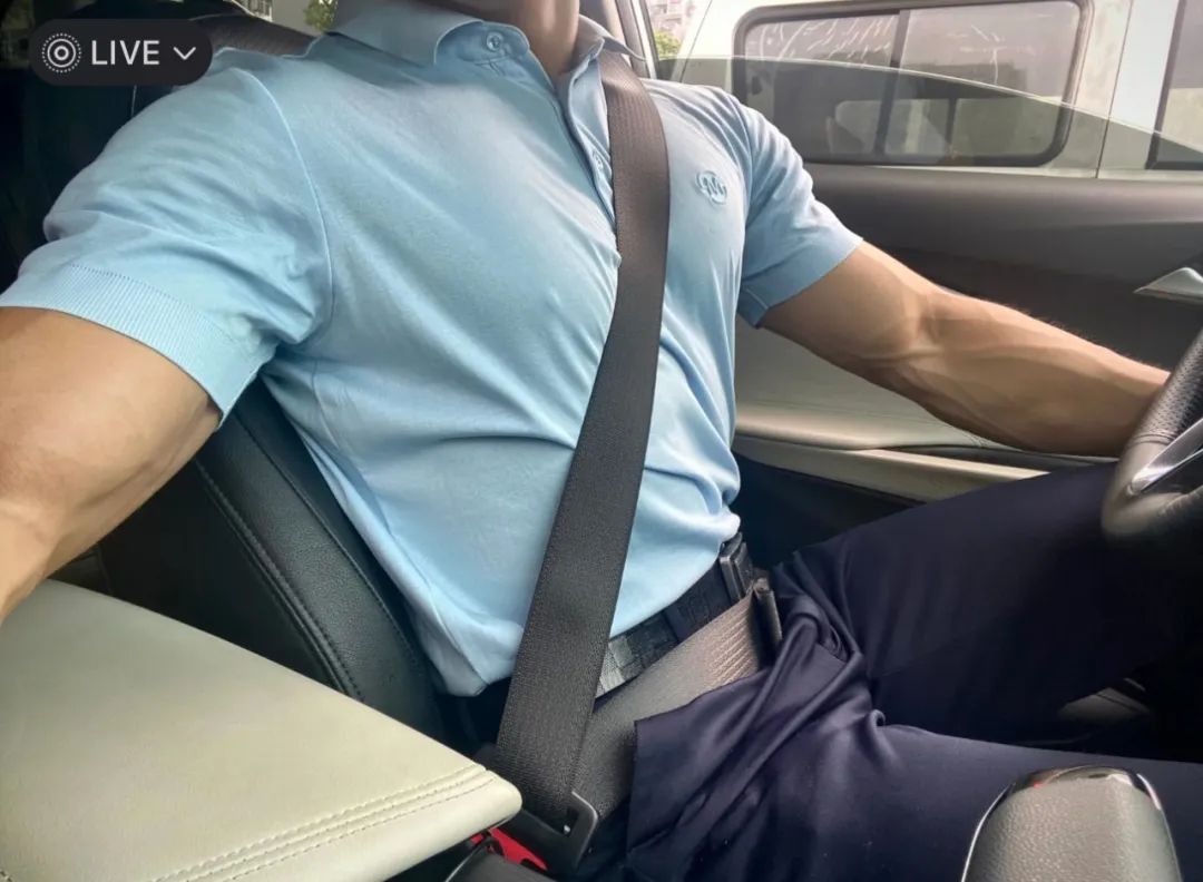 肌肉直男半裸开车走红，大胸器亮了