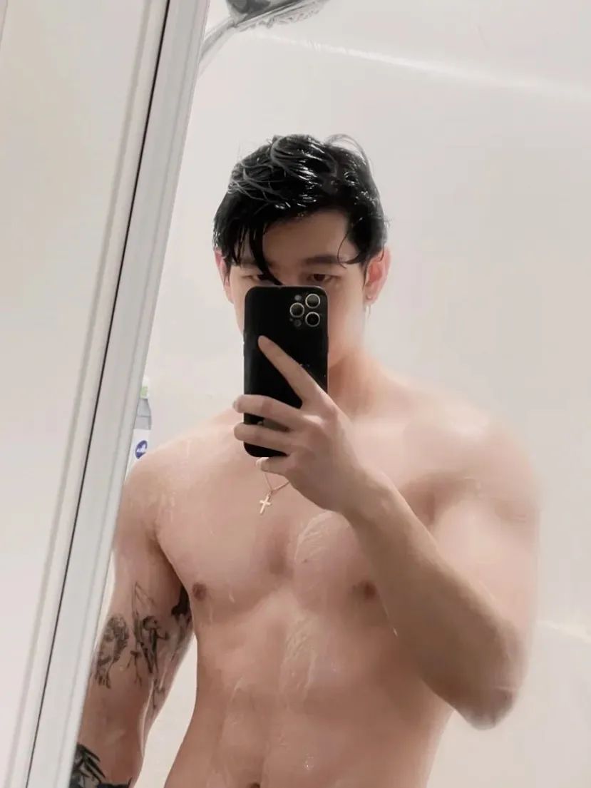 190CM 肌肉护士小哥哥脱衣自拍，简直让人心跳加速！