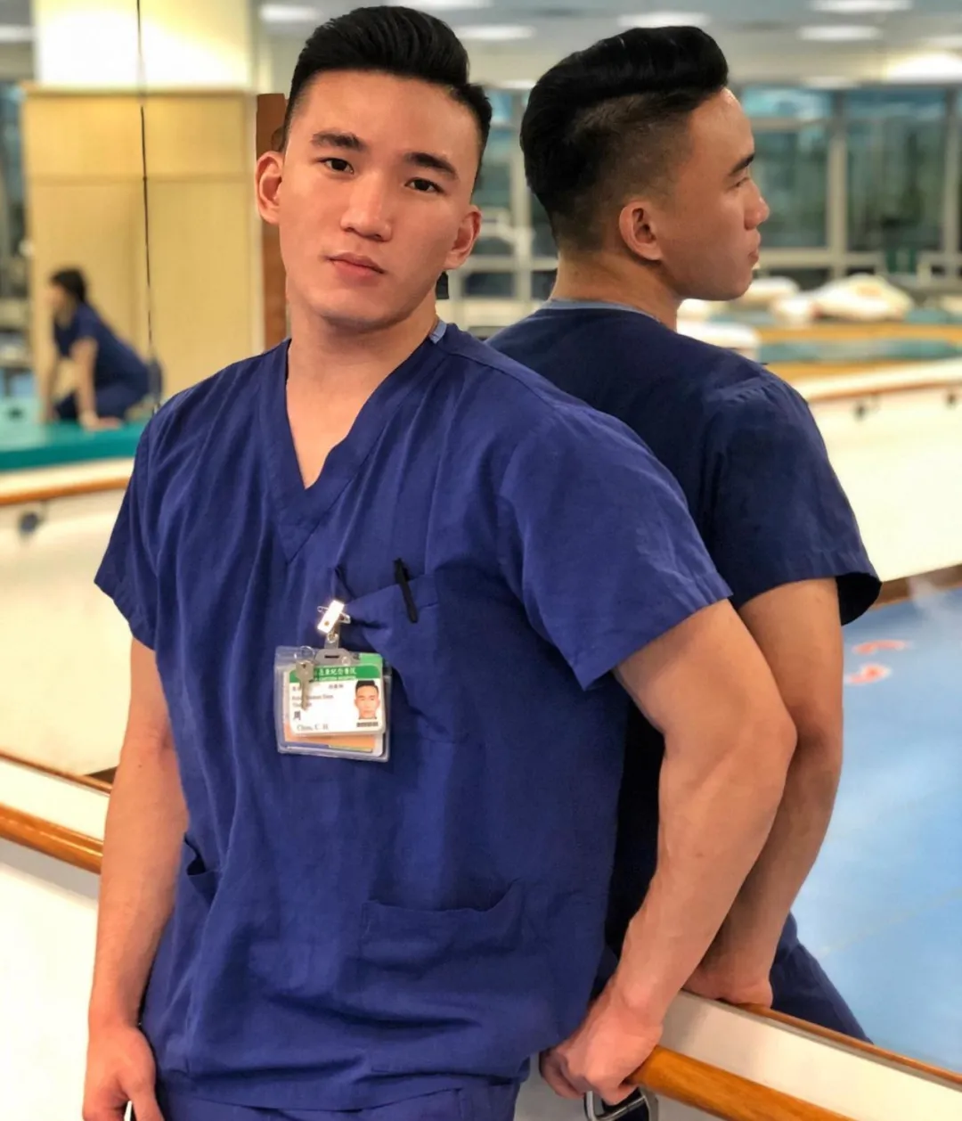斯文医生平时一本正经，私下的肌肉写真放飞自我