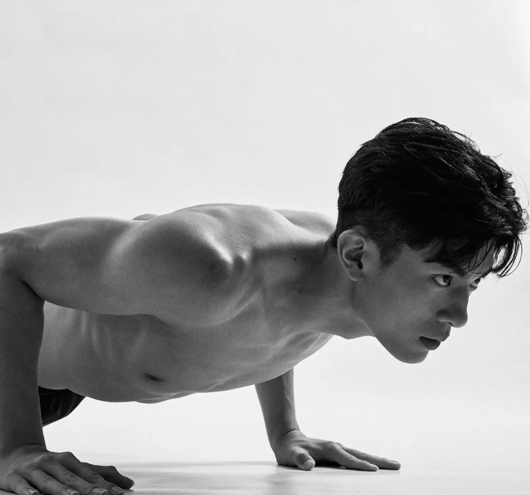实力强大的 19 岁男模，为了金主又脱了！
