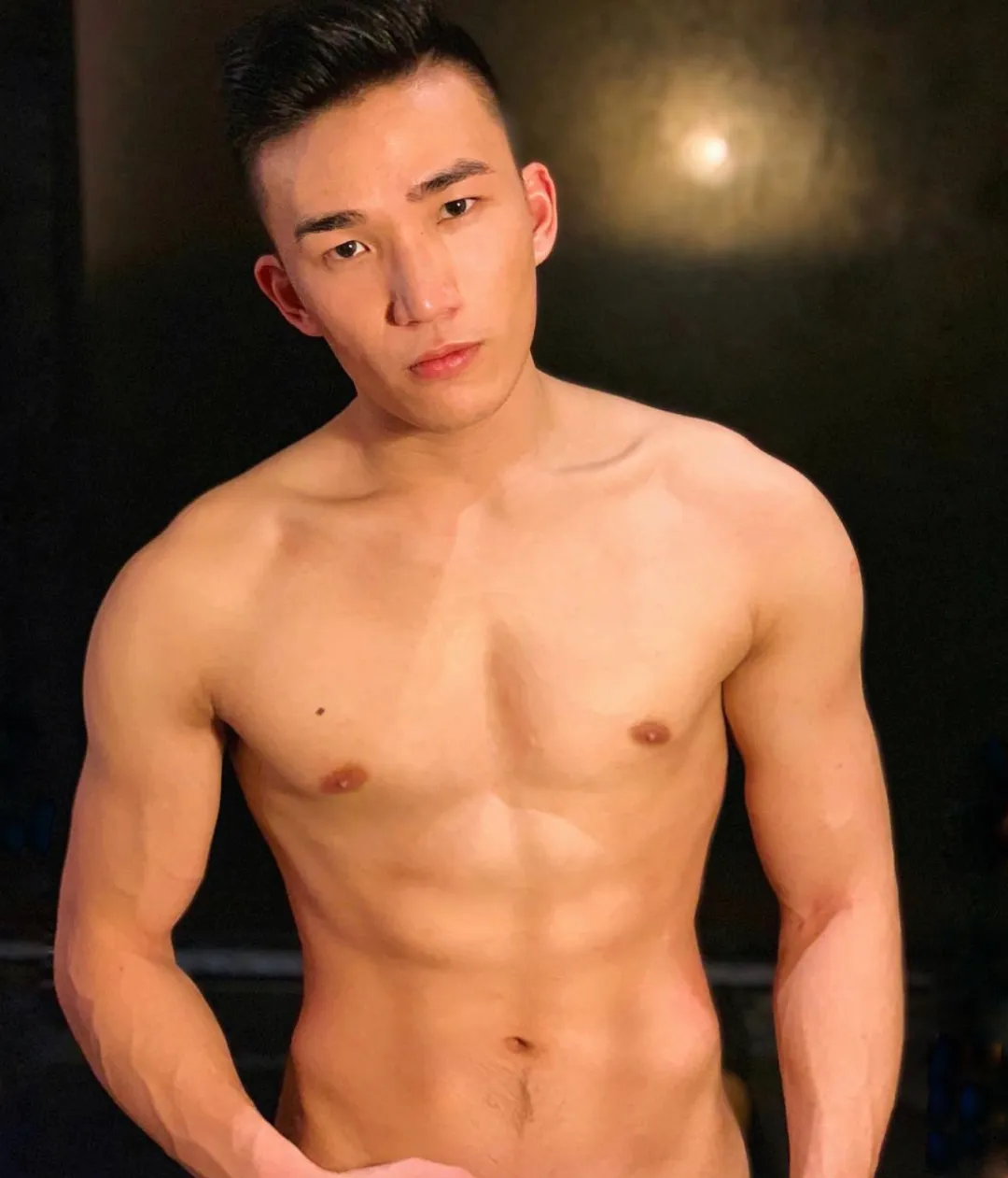 斯文医生平时一本正经，私下的肌肉写真放飞自我