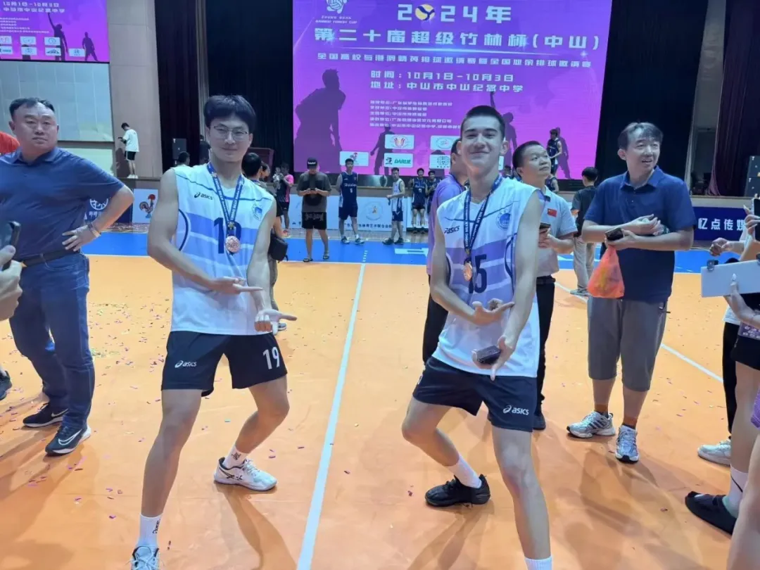 寸头白袜大长腿！华南理工大学的混血排球小哥太帅了！