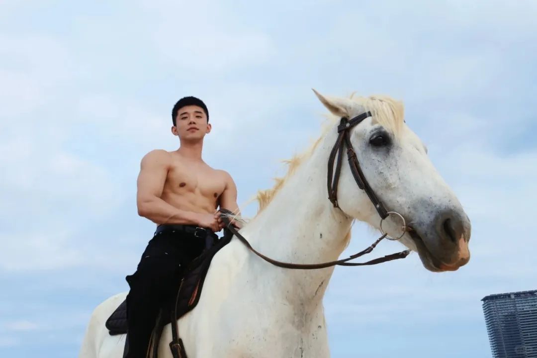 内娱寸头肌肉男菩萨，还是被他发掘了！