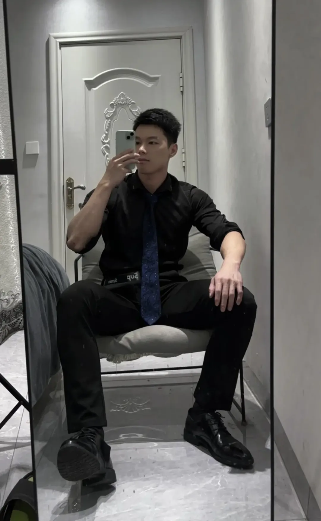 00 后型男演绎禁欲系正装，马靴搭配也太绝了吧！