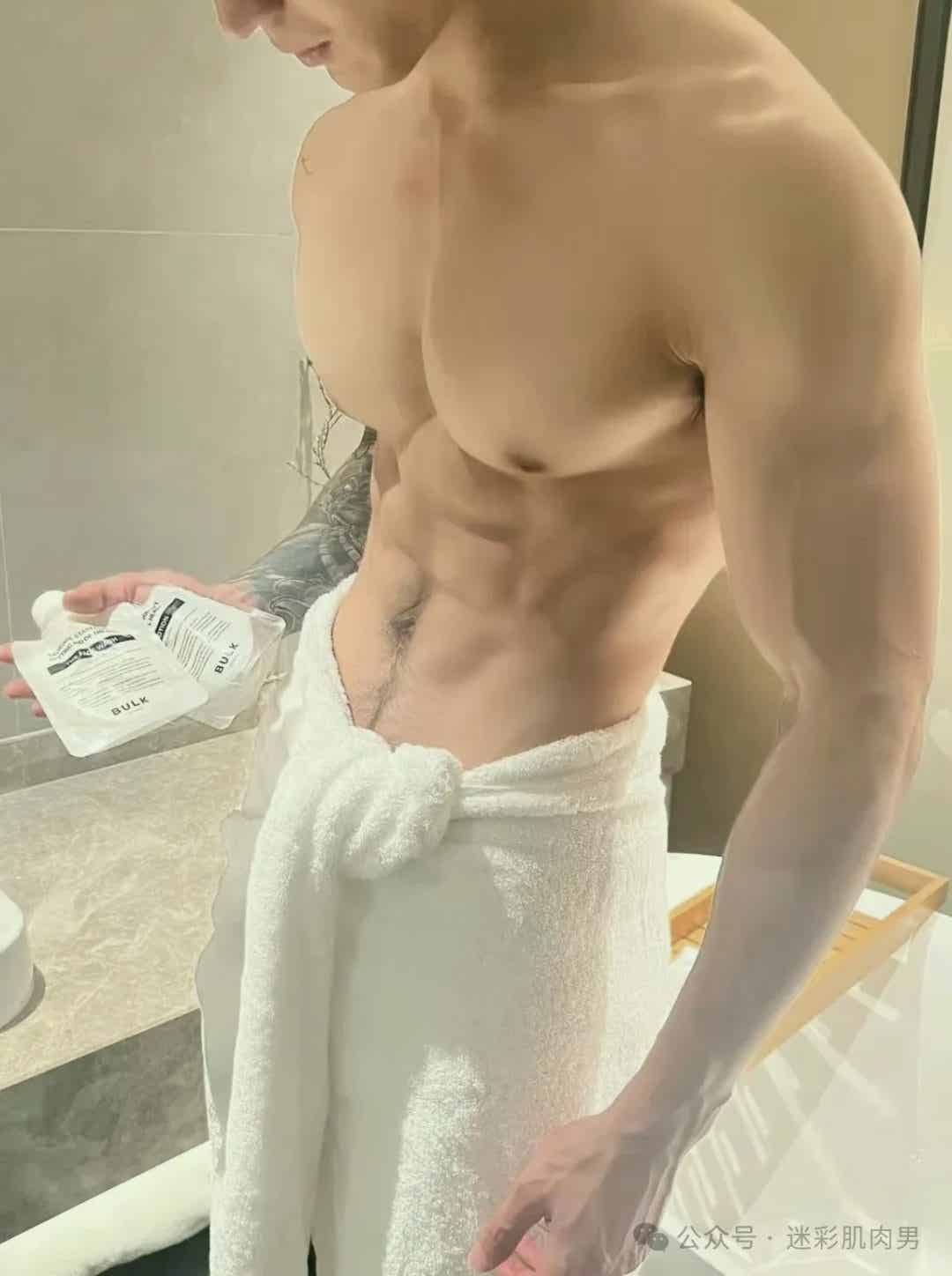 郑翔自拍腹毛旺盛私照流出真好看，大长腿太粗壮了！