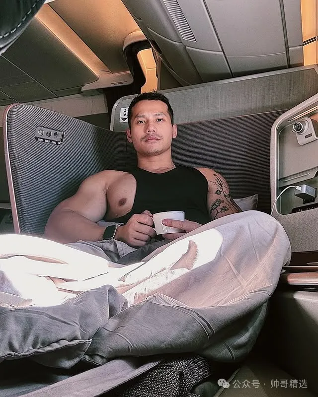 超爱穿低腰超小三角泳裤的肌肉网红 翘臀丁字写真全曝光