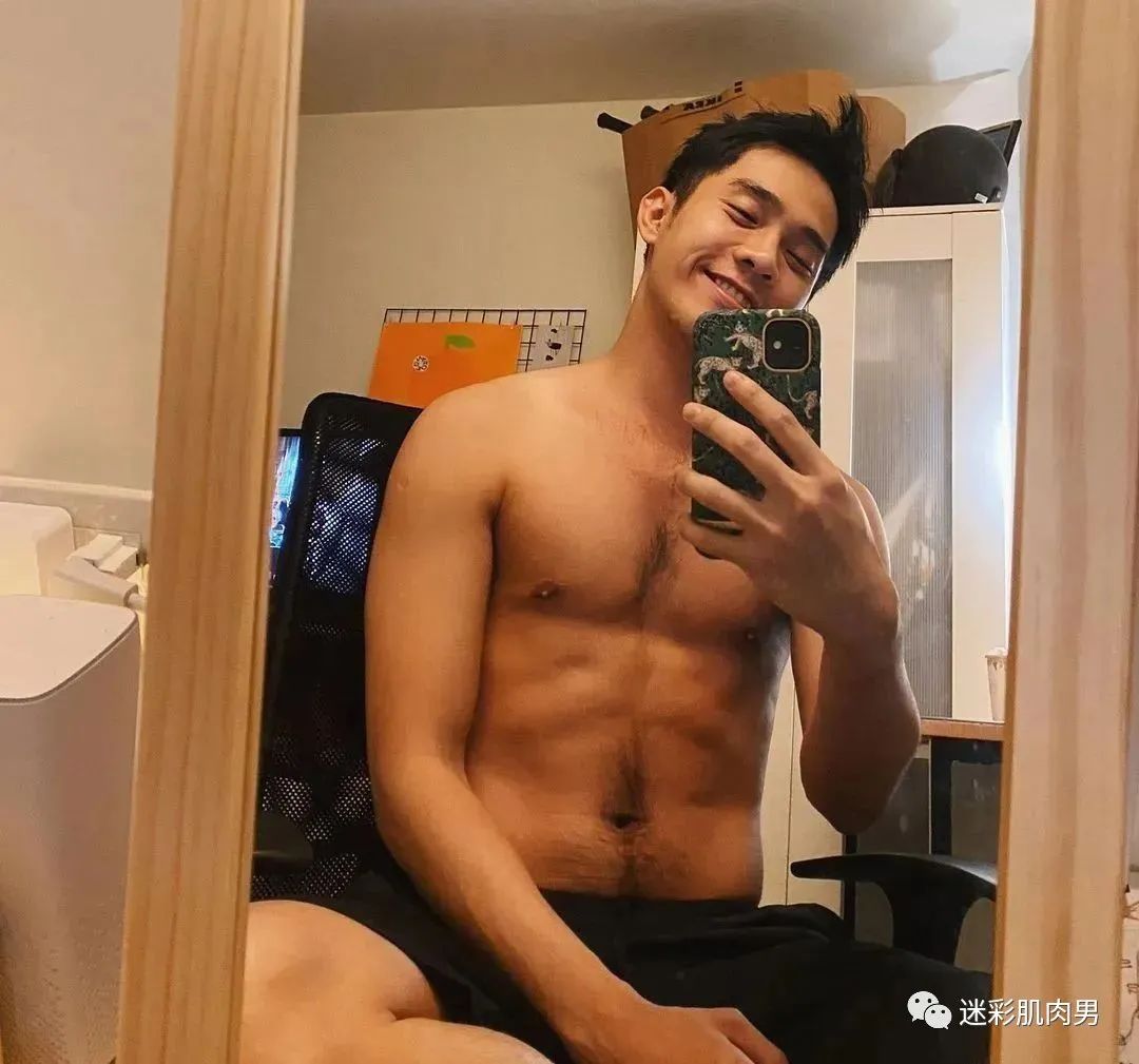 你见过荷尔蒙爆棚的小哥剃胸毛吗？让人又爱又恨