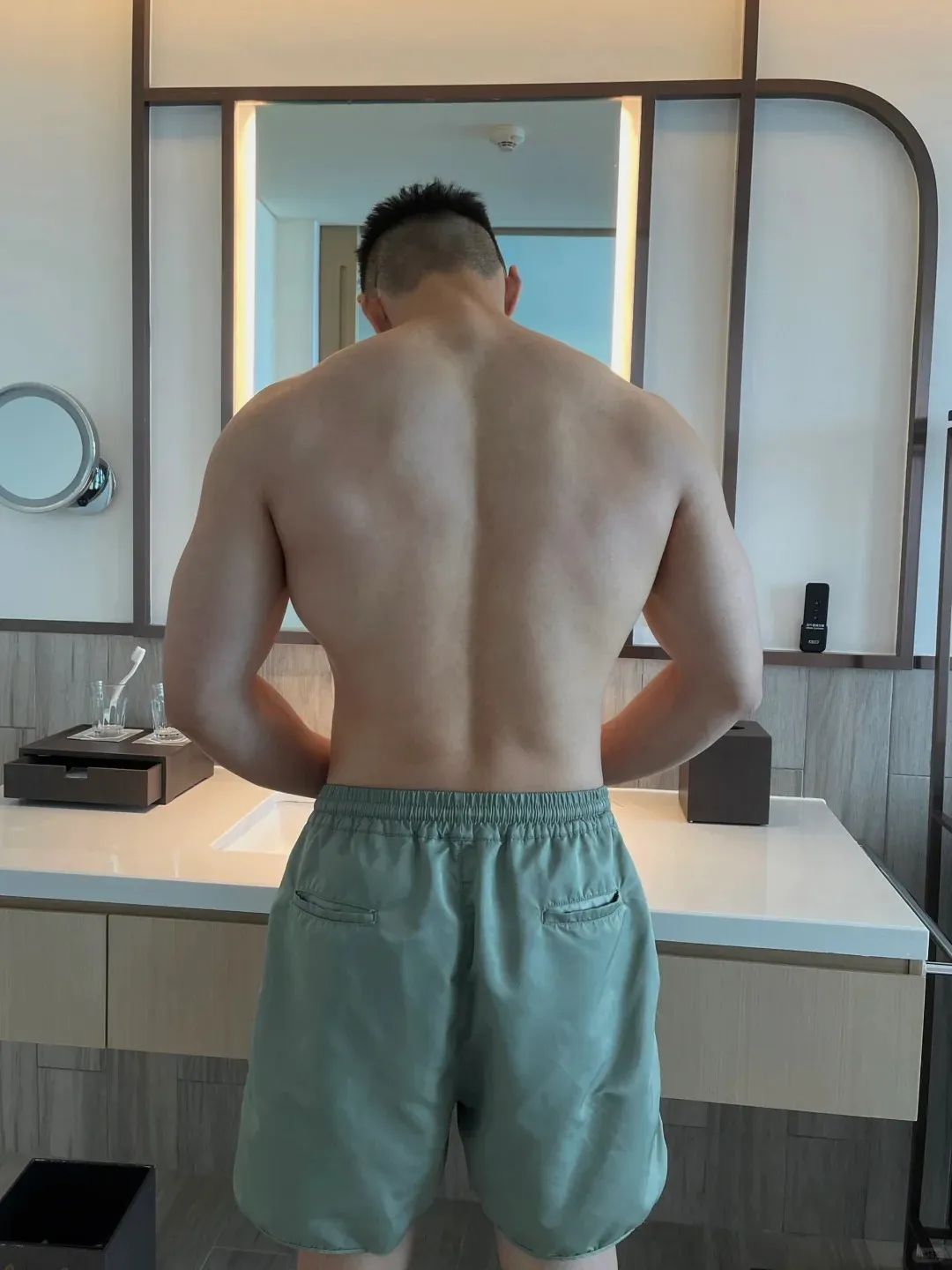 26 岁南京正装肌肉男，好一个翘屁嫩男！