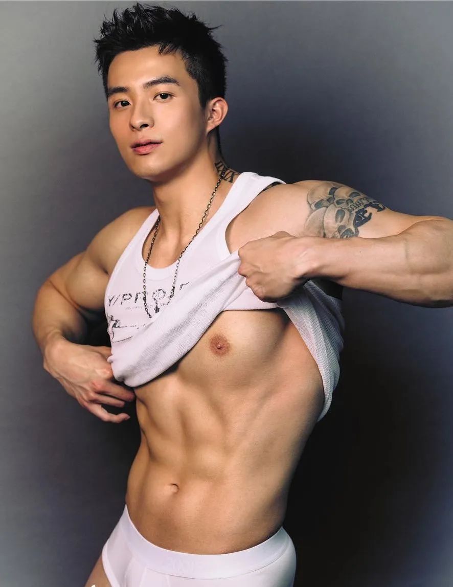 阳光 Boy：Shawn 的肌肉线条和笑容真是顶不住！
