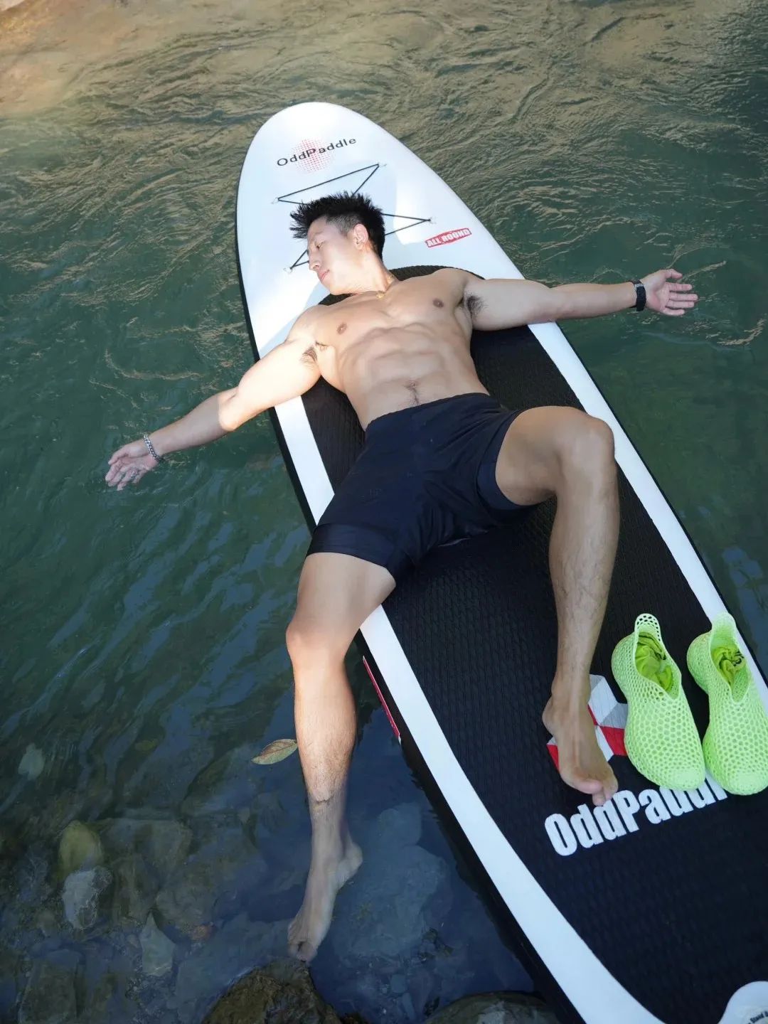 超帅大包腹肌体育生，游泳馆大方展示！