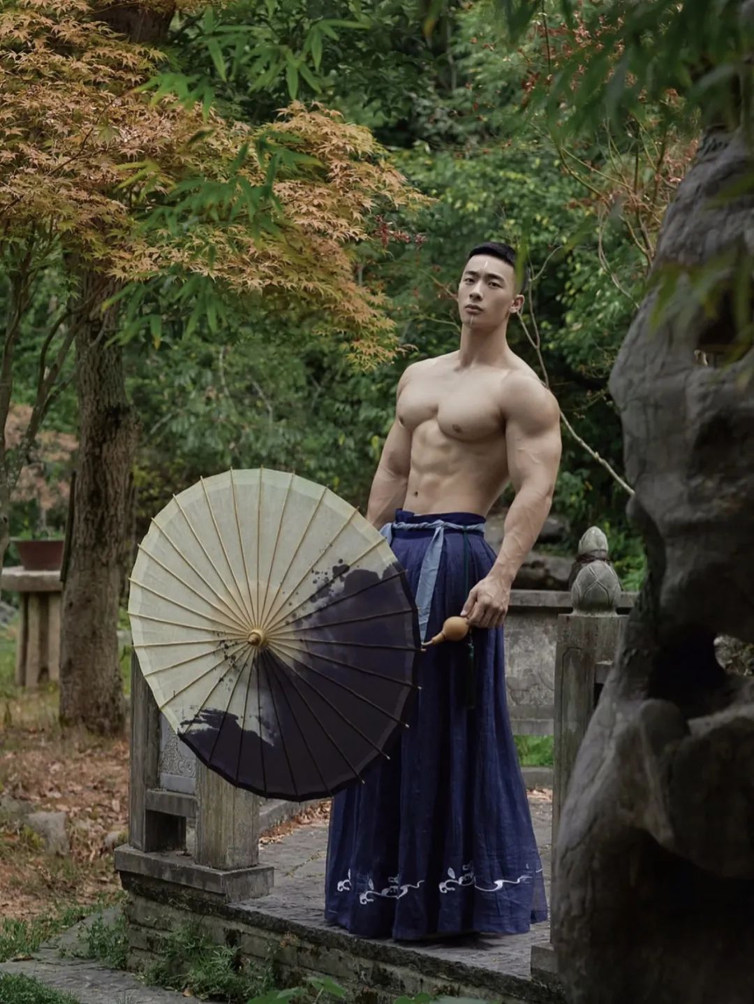 彭果健身冠军披古风衣凸显诱人肌肉线条，撩人力度 Max