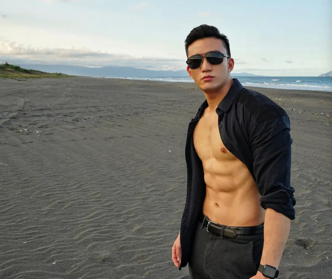 斯文医生平时一本正经，私下的肌肉写真放飞自我