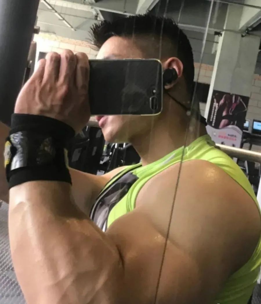 183CM 寸头医生脱掉正装白大褂，实力让网友尖叫！