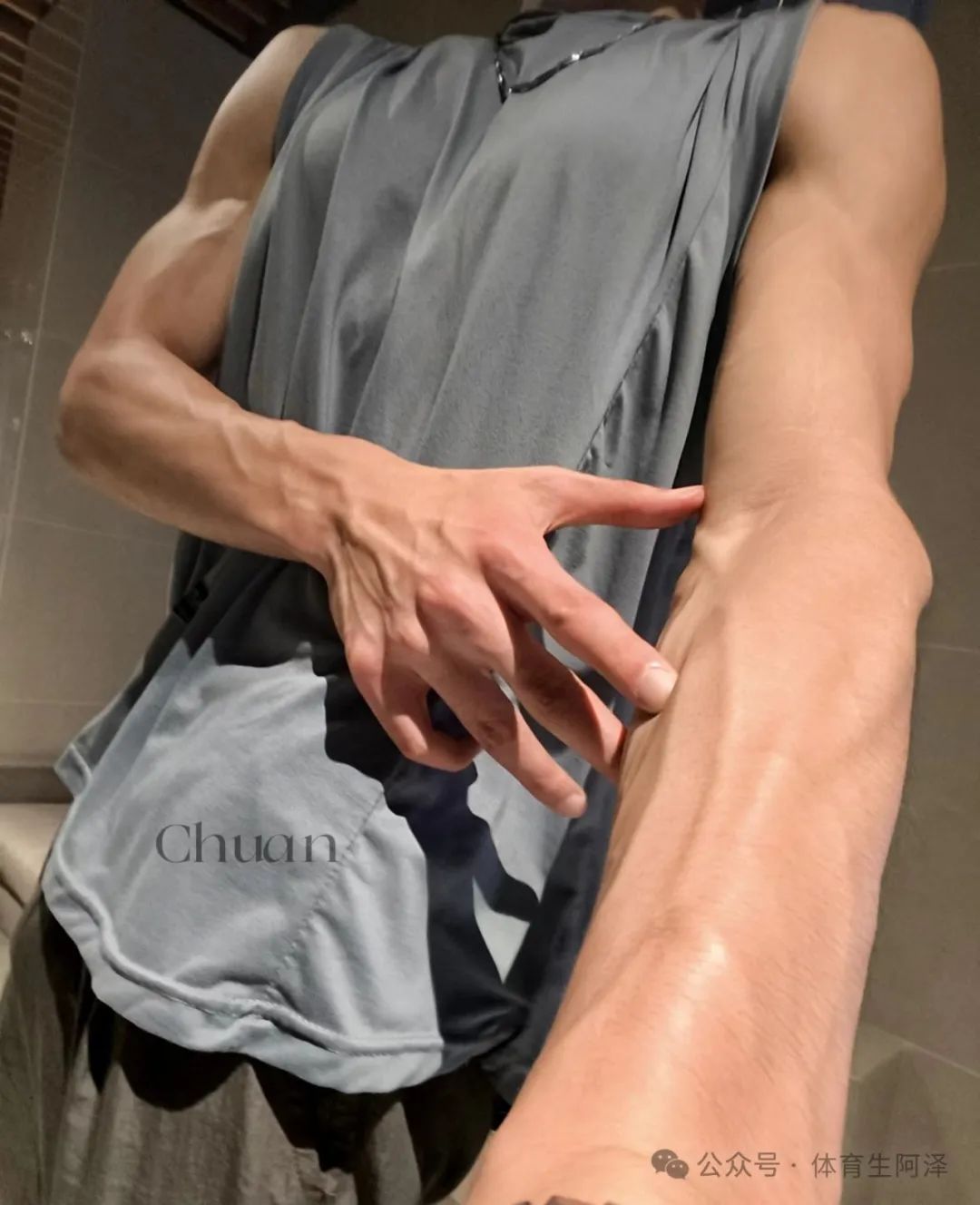 宽肩窄腰男大体育生，男大的腰就是好，嘎嘎有劲........
