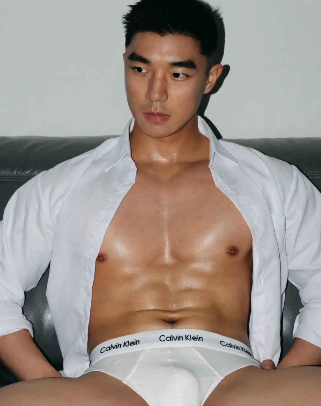 火到湾湾！这个穿 CK 的肌肉 gogo 也太帅了吧！