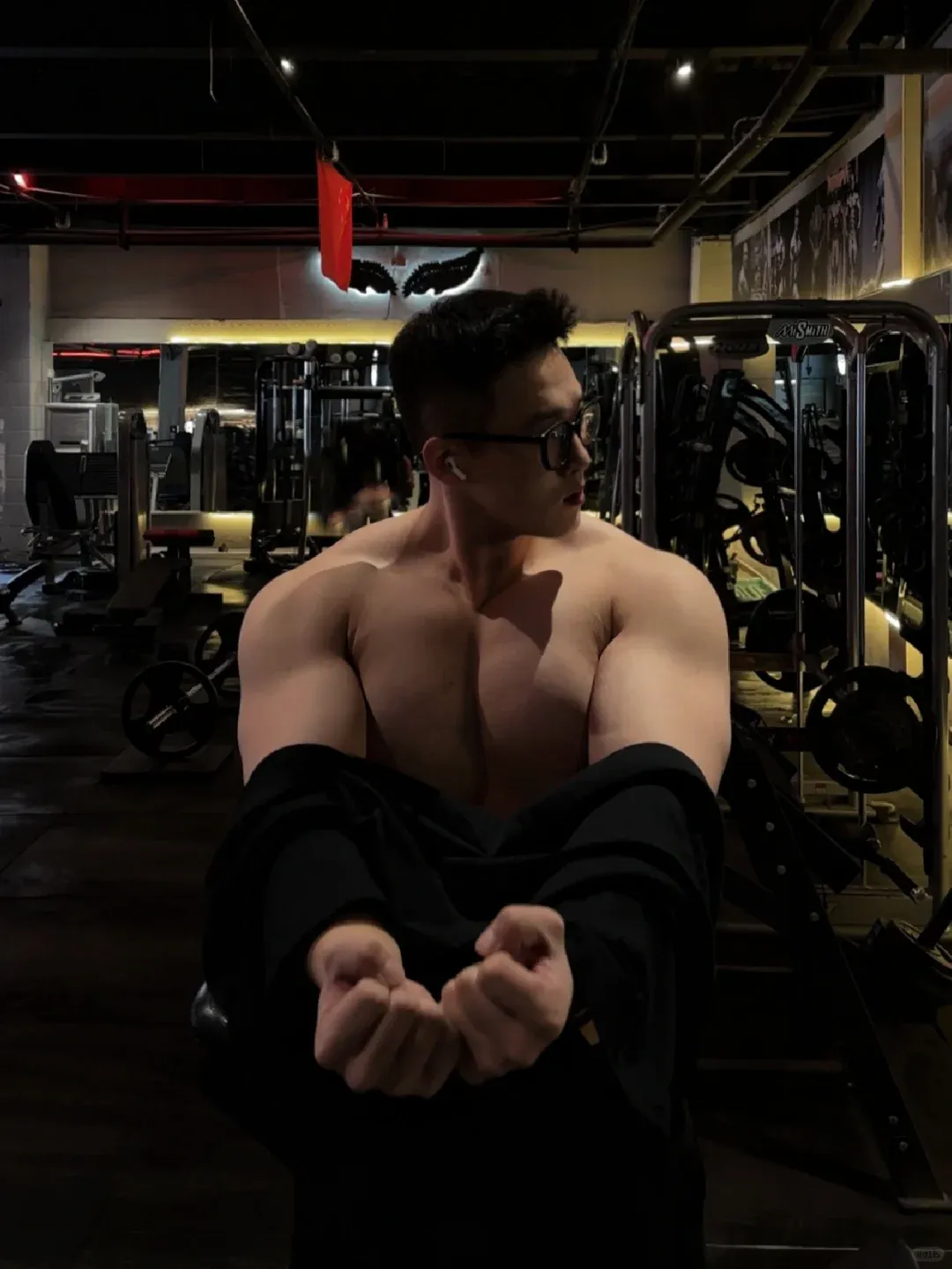 黑框眼镜肌肉型男，看着瘦其实猛