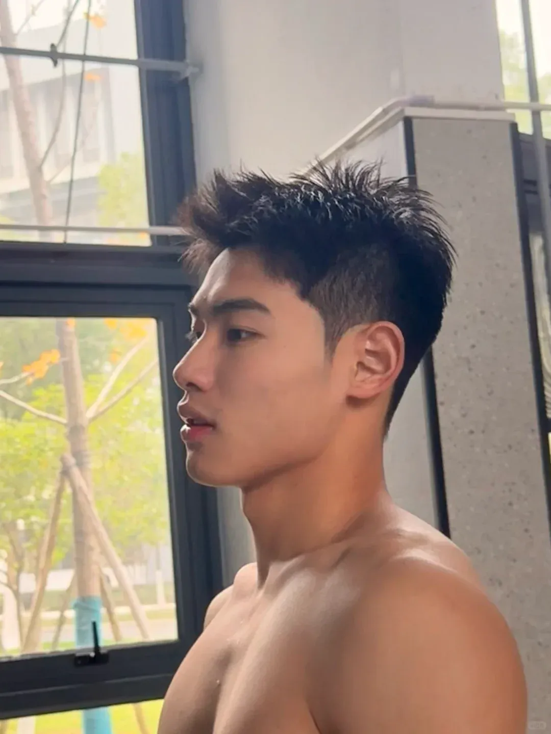 183cm 游泳体育生，帅脸 + 完美腹肌，这身材谁能拒绝？