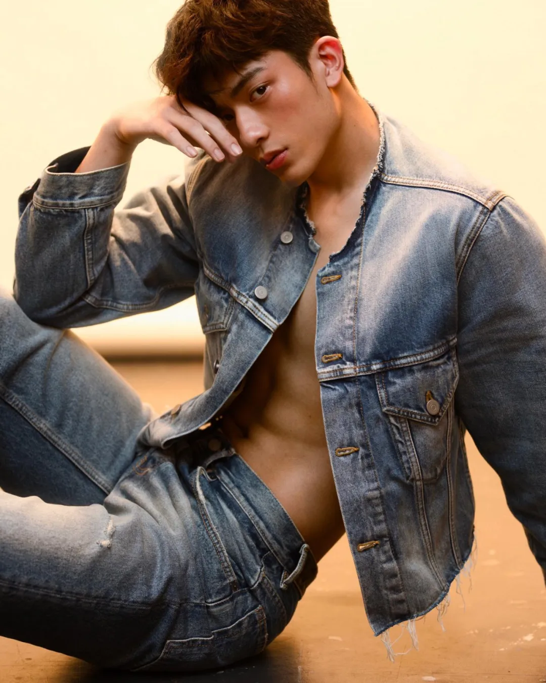 实力强大的 19 岁男模，为了金主又脱了！