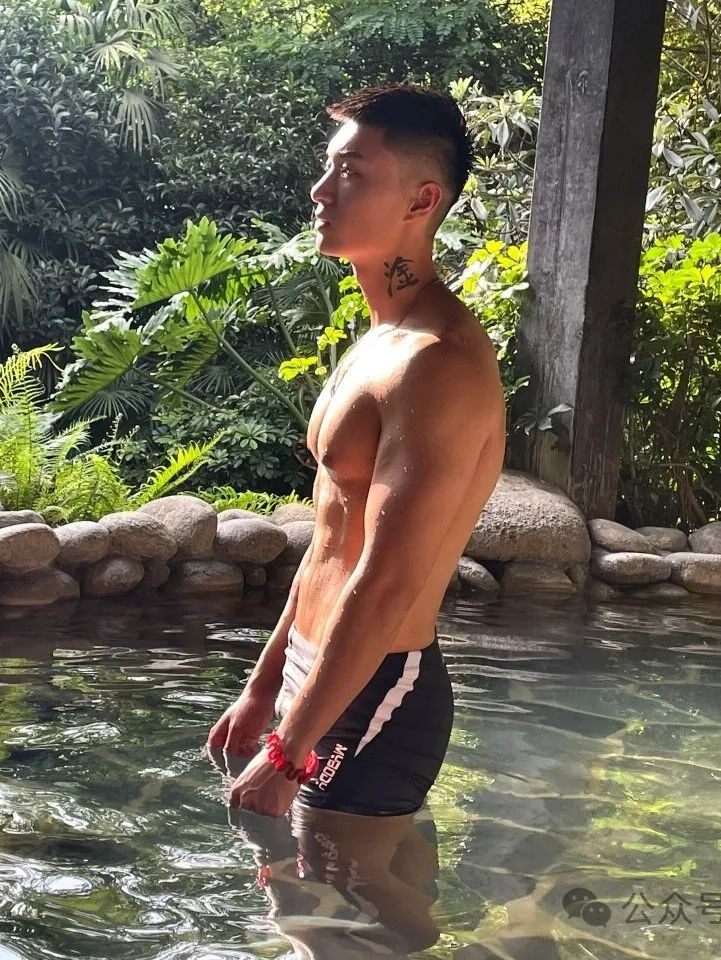 一看就很有性张力！健身型男与萌宠共享温馨时光