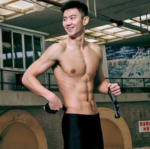 这画面可以看的吗？宁泽涛穿修身白裤子长腿太透啦！