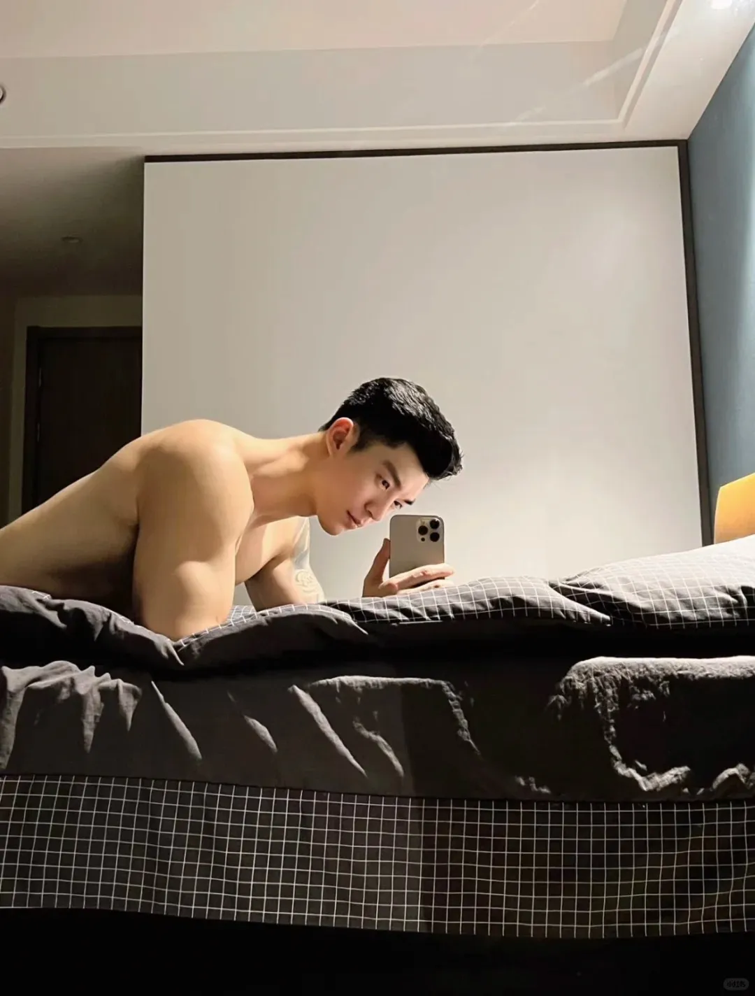 郑翔自拍腹毛旺盛私照流出真好看，大长腿太粗壮了！