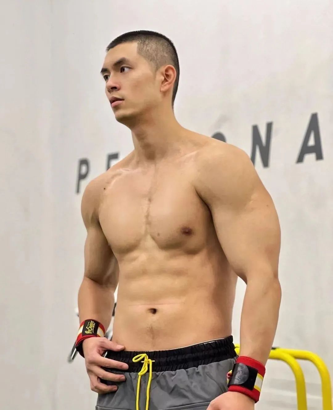 被刘姥姥约酒，承认被女记者采访，邓举海又变帅了？