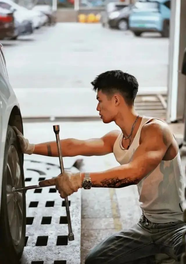 满身男人味油渍肌肉小哥，全网最帅汽修工！