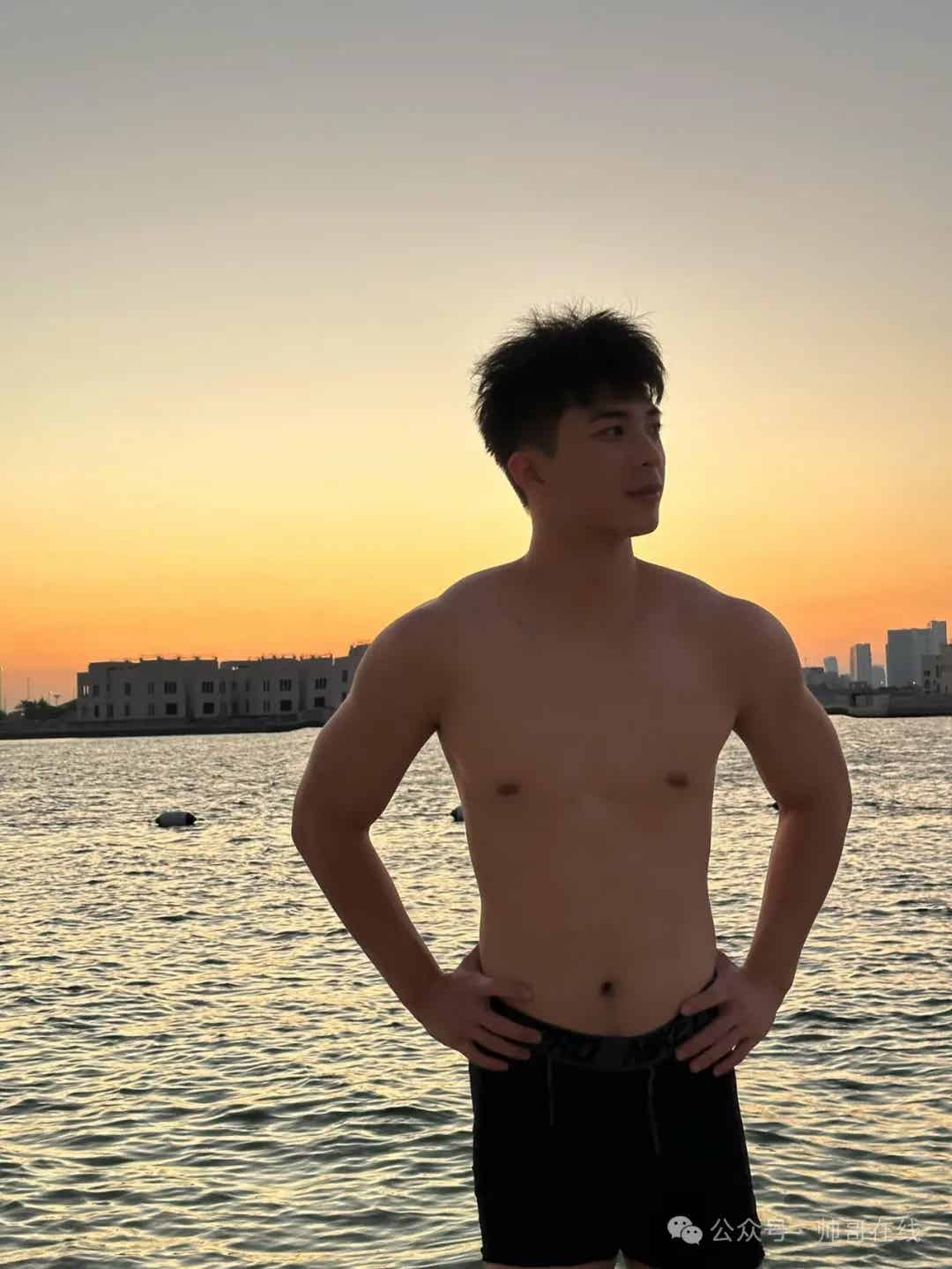 体育生网红健身小鲜肉，男生壮一点更帅！