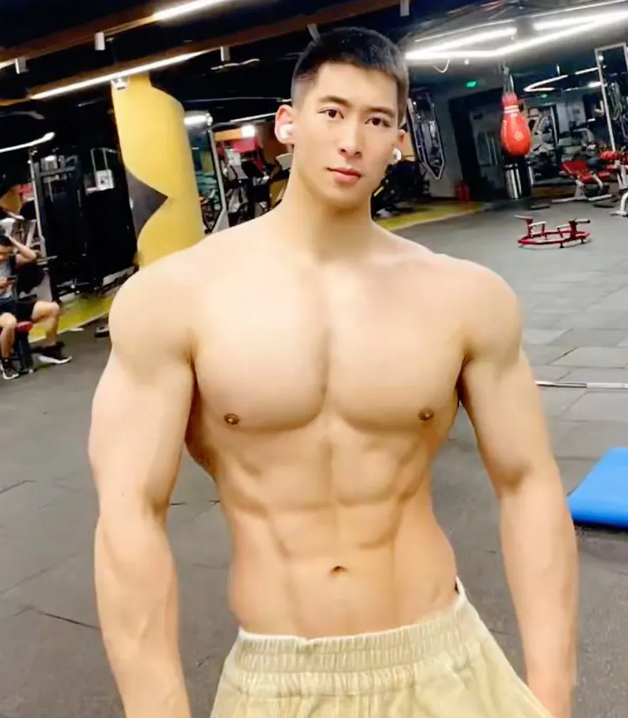 肌肉医生脱掉白大褂，胸肌太大了，网友直呼想被打针！