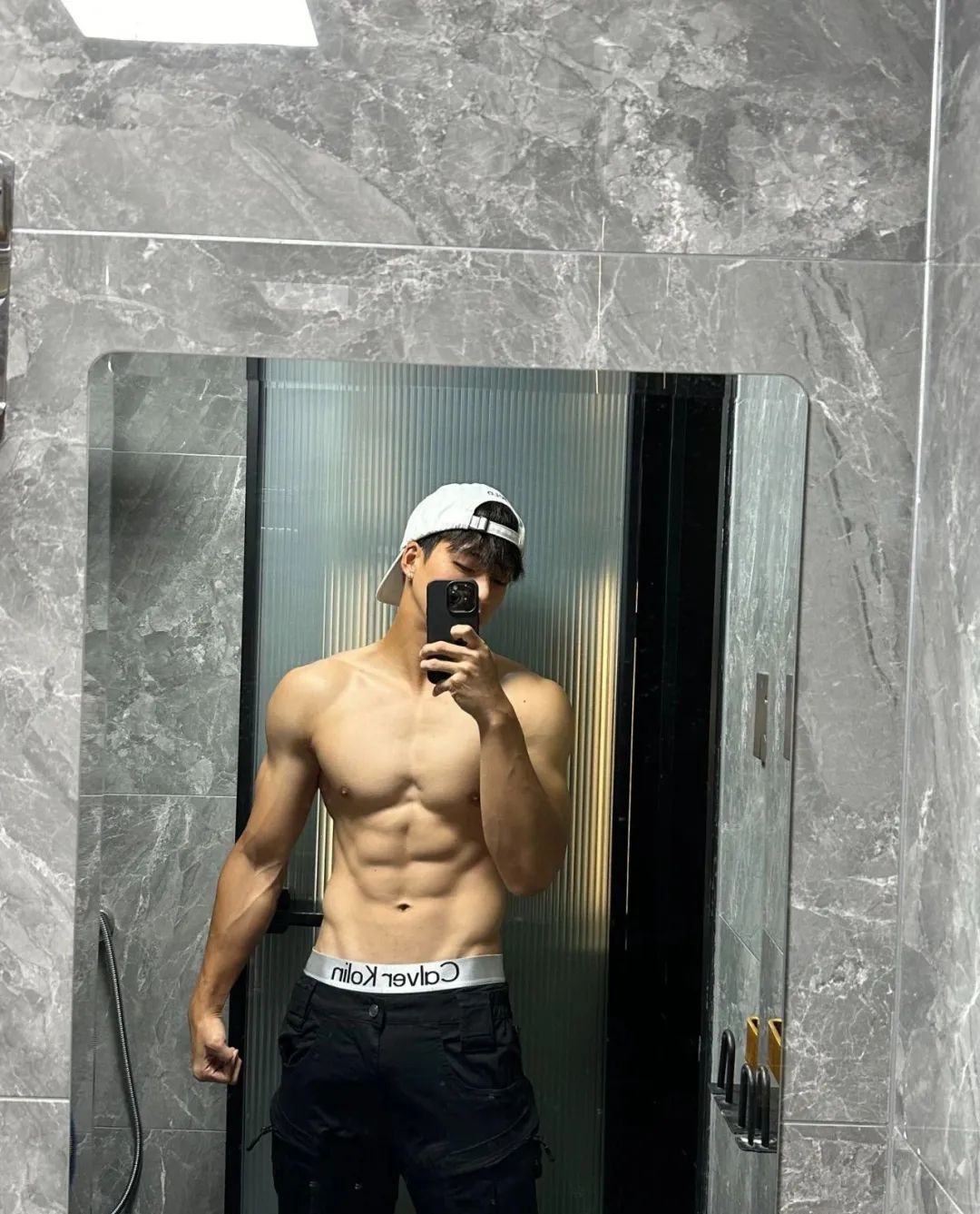 178cm 冷白皮腹肌帅哥，显眼包大！