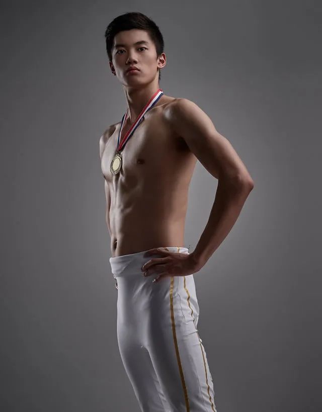 汪顺被男子摸白嫩大胸肌！