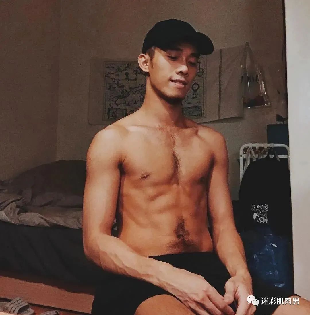 你见过荷尔蒙爆棚的小哥剃胸毛吗？让人又爱又恨