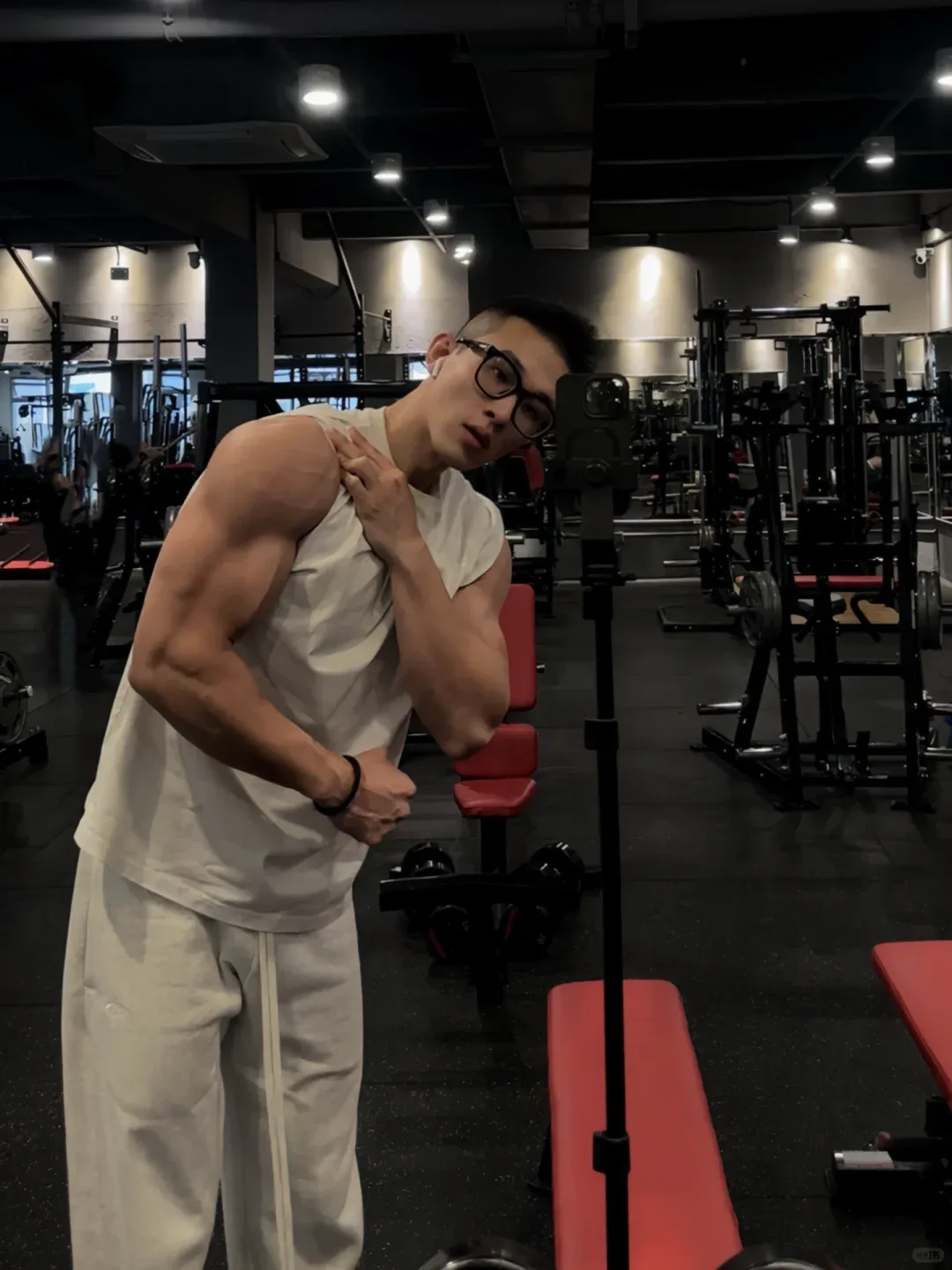 黑框眼镜肌肉型男，看着瘦其实猛