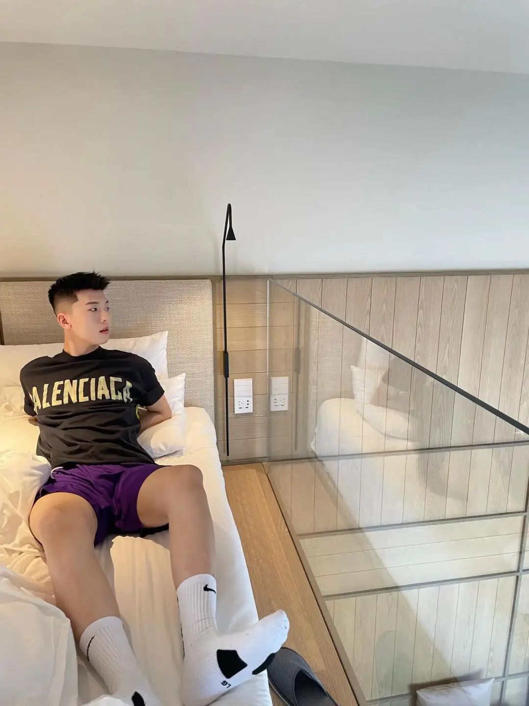 正装帅小哥的圣诞夜：寂寞，还是一种别样的浪漫？