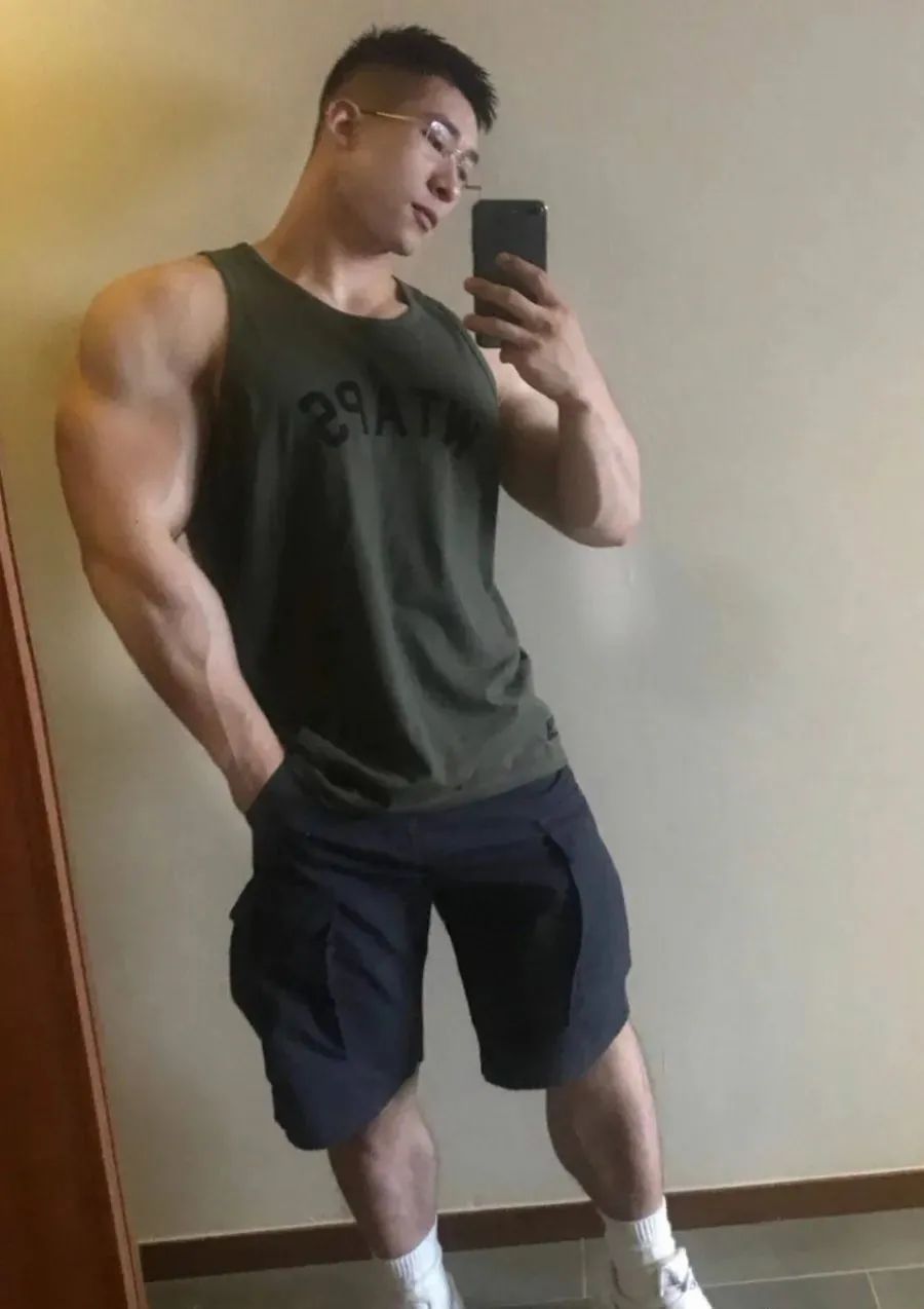 183CM 寸头医生脱掉正装白大褂，实力让网友尖叫！