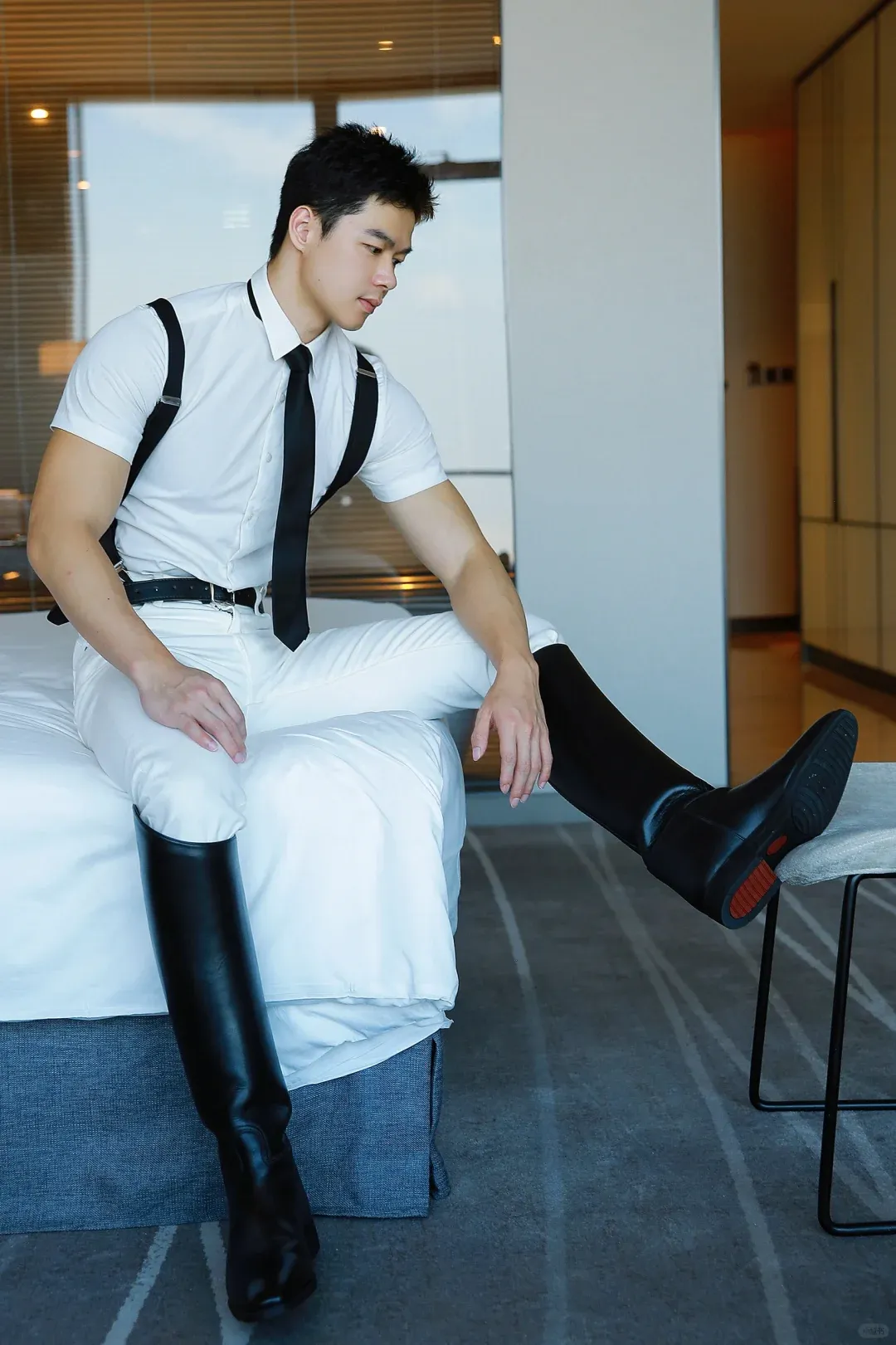 00 后型男演绎禁欲系正装，马靴搭配也太绝了吧！