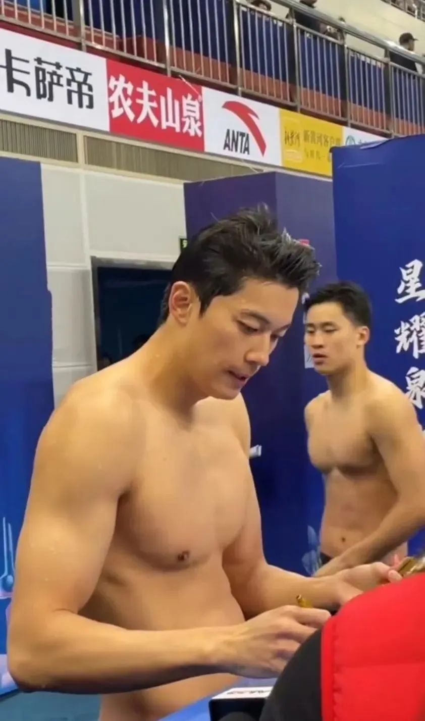 汪顺被男子摸白嫩大胸肌！