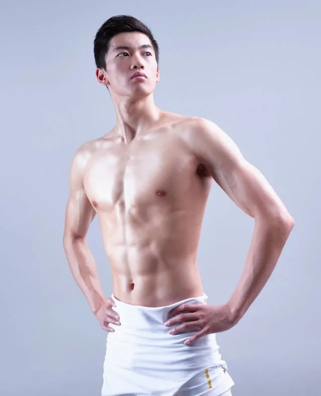 汪顺被男子摸白嫩大胸肌！