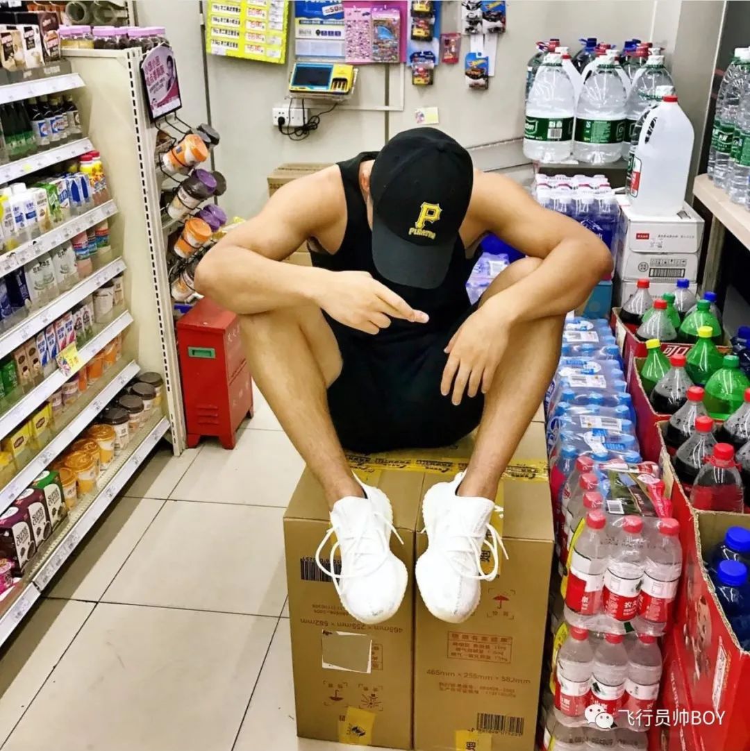 湖工大体育生更衣室换衣服被拍，新疆小伙太招女记者了！