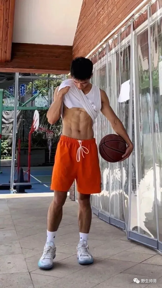 打篮球的腹肌小哥哥，撩衣让人爱了