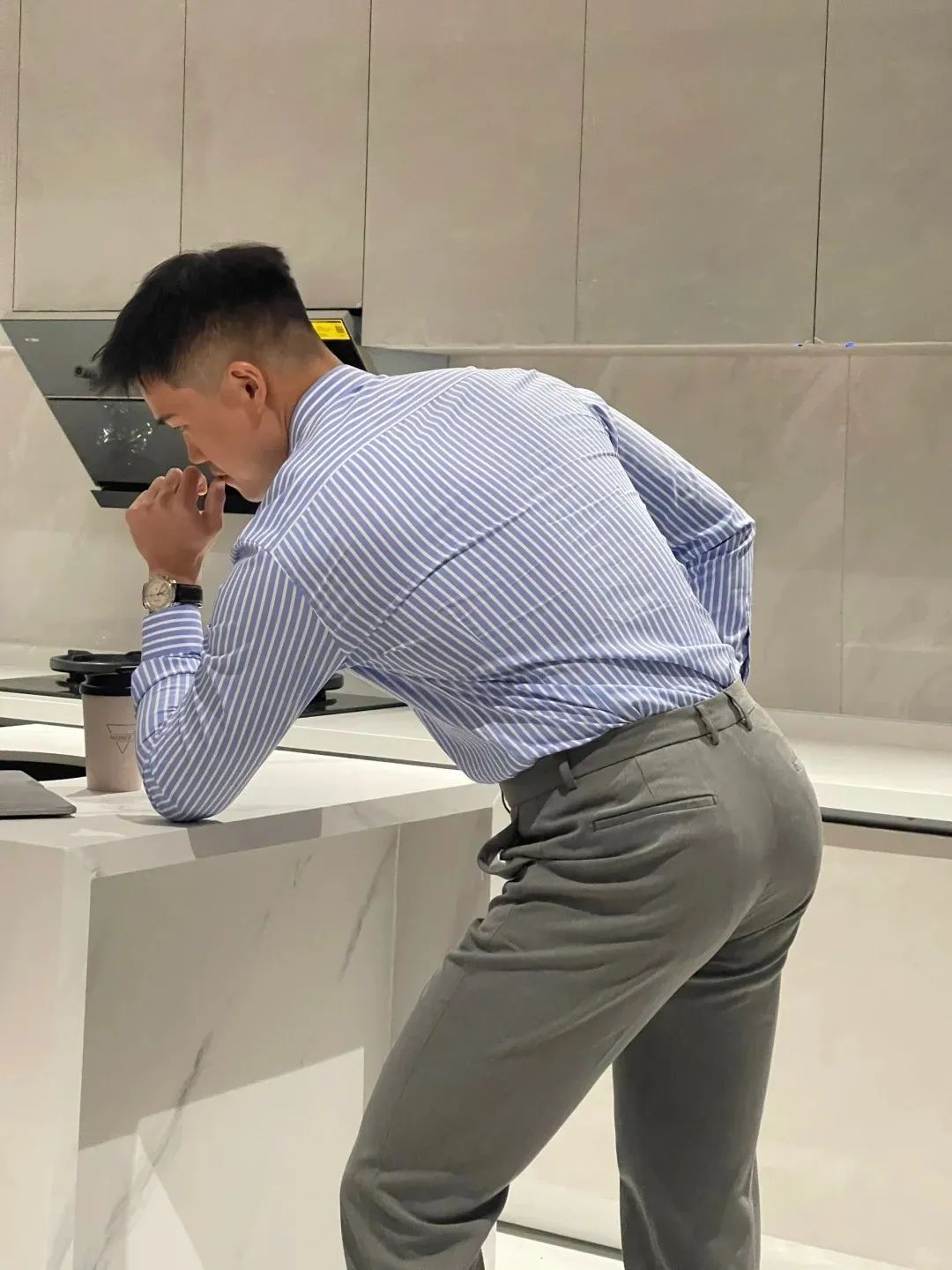 26 岁南京正装肌肉男，好一个翘屁嫩男！