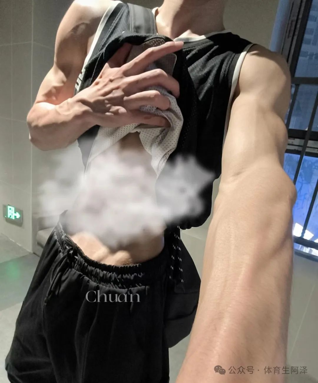 宽肩窄腰男大体育生，男大的腰就是好，嘎嘎有劲........