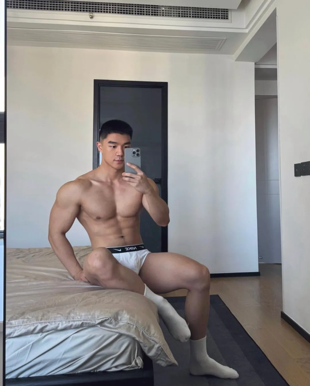 火到湾湾！这个穿 CK 的肌肉 gogo 也太帅了吧！