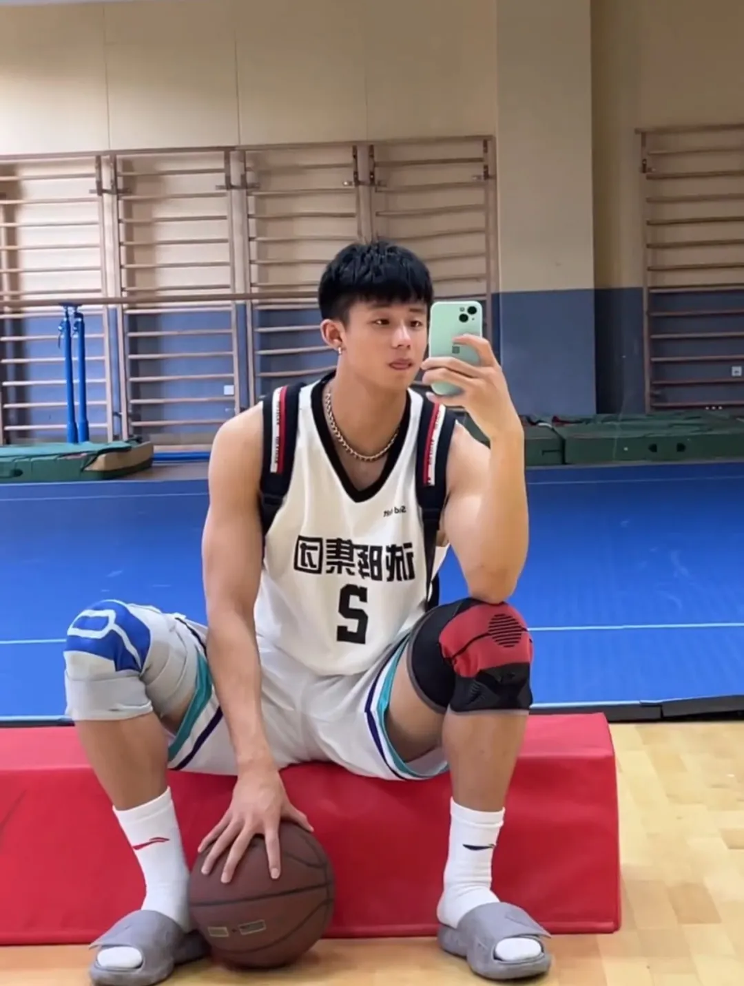 网吧惊现半裸肌肉男，竟是超火运动系小奶狗？