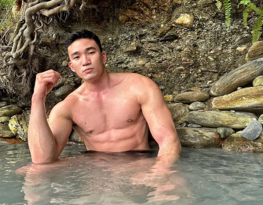 斯文医生平时一本正经，私下的肌肉写真放飞自我