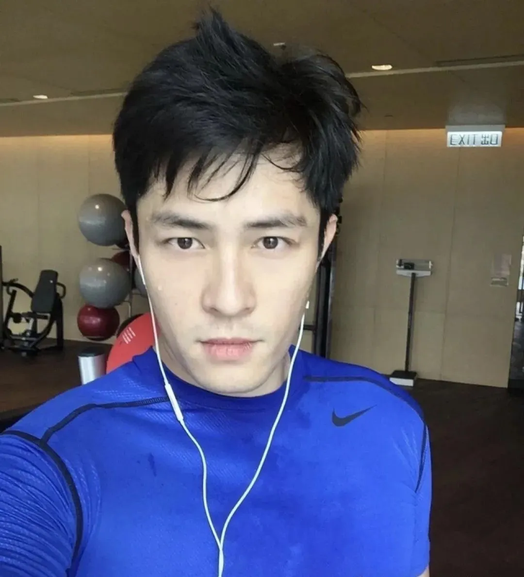 电视上的 185cm“温柔猛兽”！帅气主播李科夫