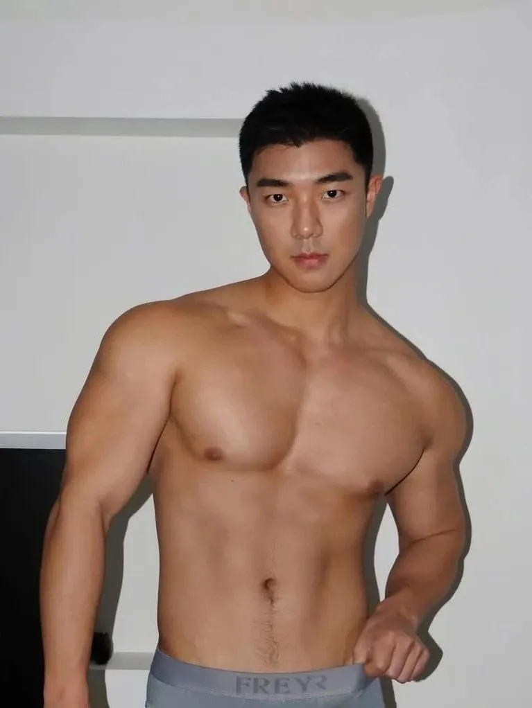 火到湾湾！这个穿 CK 的肌肉 gogo 也太帅了吧！